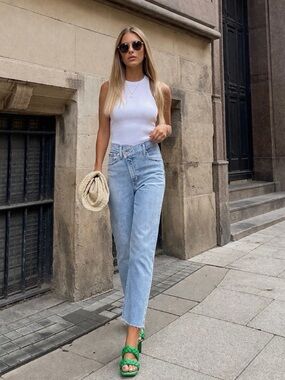 Abercrombie 90s Straight Ultra High Rise Jeans Light Wash Raw Hem Size 26